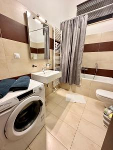 Ένα μπάνιο στο Home Away main square apartment
