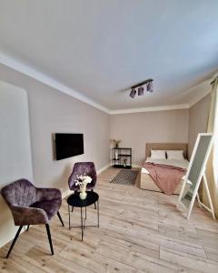 - une chambre avec un lit, une chaise et une table dans l'établissement Võru apartment 4, free parking, à Tartu