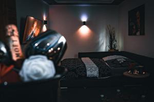 1 dormitorio con 1 cama y zapatos para personas en una habitación en Luxus Loft Whirlpool Designer Küche Bad, en Herdecke