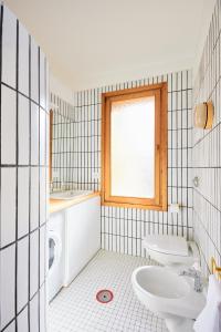 ein Badezimmer mit einem Waschbecken und einer Waschmaschine in der Unterkunft Italian design small attic in Bologna