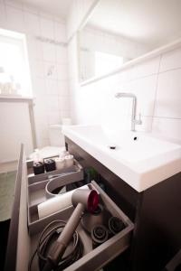 ein Badezimmer mit einem Waschbecken und einem Waschbecken in der Unterkunft Gemütliches Haus mit Holzofen & Garten in Landshut