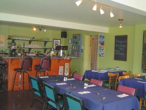 Restoran või mõni muu söögikoht majutusasutuses Gite La Bergeronnette