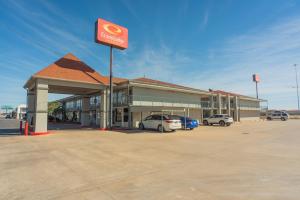 a building with cars parked in a parking lot at Econo Lodge Inn & Suites Near Bricktown in Oklahoma City