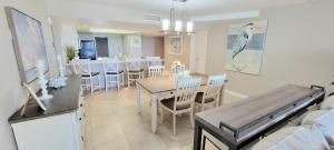 eine Küche und ein Esszimmer mit einem Tisch und Stühlen in der Unterkunft Saida 3601 home in South Padre Island