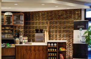 a coffee shop with a brick wall at Dallas-Addison Marriott Quorum by the Galleria in Dallas