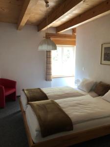 ein Schlafzimmer mit einem großen Bett und einem Fenster in der Unterkunft Auberge de la Bouege in Le Noirmont