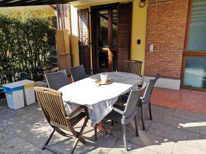 una mesa blanca y sillas en un patio en SUITE TRAVEL HOME, en Módena