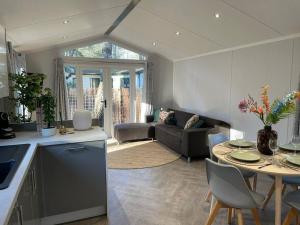 Posezení v ubytování Luxe chalet (gloednieuw!) in Hoenderloo
