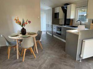 Kuchyň nebo kuchyňský kout v ubytování Luxe chalet (gloednieuw!) in Hoenderloo