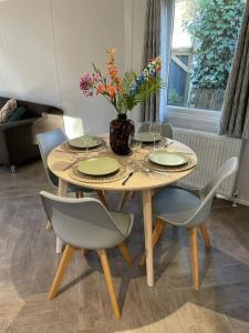 Posezení v ubytování Luxe chalet (gloednieuw!) in Hoenderloo