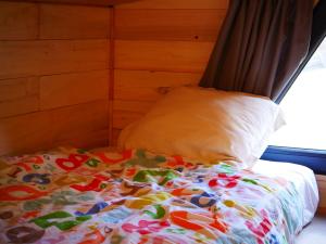 Postel nebo postele na pokoji v ubytování Tiny House Nouvelle annonce Boho Ocean
