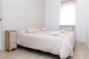 1 dormitorio blanco con 1 cama grande con sábanas blancas en Apartamento DENVER - Centro, Nuevo, Diseño, Wifi en Valladolid