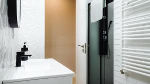 uma casa de banho com um WC branco e um lavatório. em Apartamento DENVER - Centro, Nuevo, Diseño, Wifi em Valladolid