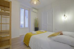 Un pat sau paturi într-o cameră la Maison Bianchi - Raspail