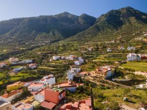 una vista aerea di un villaggio in montagna di Casa Paco Las Vegas a Valsequillo