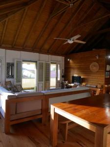 sala de estar con sofá y mesa en La Villa créole en Terre-de-Haut