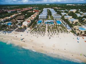 eine Luftansicht auf den Strand im Resort in der Unterkunft Riu Playacar - All Inclusive in Playa del Carmen