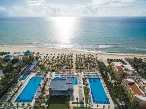 eine Luftansicht eines Resorts mit Strand in der Unterkunft Riu Playacar - All Inclusive in Playa del Carmen