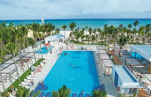 einen Blick über den Pool am Strand in der Unterkunft Riu Playacar - All Inclusive in Playa del Carmen