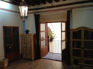 a room with a door and a chandelier at Hotel Travel in Puebla