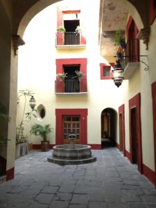 a courtyard with a fountain in the middle of a building at Hotel Travel in Puebla