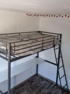 Una cama o camas cuchetas en una habitación  de Le Harley Davidson