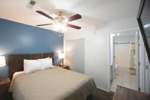 1 dormitorio con 1 cama y ventilador de techo en Multi Resorts at Eagles Nest en Branson