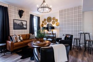 a living room with a couch and a table at The Woodford Hotel in Versailles