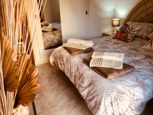 Postel nebo postele na pokoji v ubytování Joya De Playa Mar De Cristal