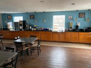 un restaurante con encimeras de madera y mesas en una habitación en Days Inn by Wyndham Perryville en Perryville
