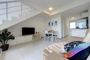 โทรทัศน์และ/หรือระบบความบันเทิงของ Beach Townhouses #C8 - Aconchego por Carpediem