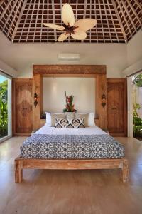 倫邦岸島的住宿－353度北別墅，一间卧室配有一张床和吊扇