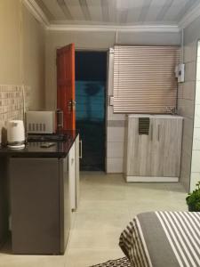 uma cozinha com um lavatório e uma bancada em Comfort place 2 em Pretoria