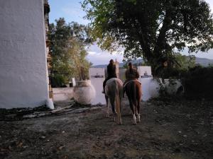zwei Frauen reiten auf einem Feldweg in der Unterkunft Hacienda Las Lumbreras Casa Rural con Piscina in Montellano