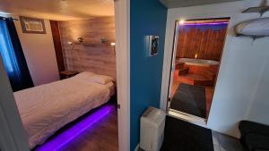 niewielka sypialnia z łóżkiem i łazienką w obiekcie Petit studio très intime, avec spa intérieur au coeur de Shawinigan w mieście Shawinigan