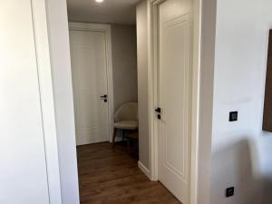 pasillo con puerta y silla en una habitación en Toya Residance, en Estambul