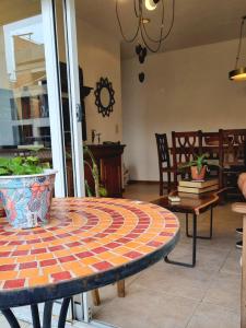 una mesa con un patrón en una habitación en Almagro 3 ambientes/Cochera en Buenos Aires