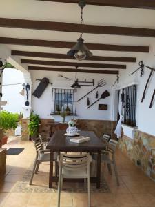 Casa rural La Matriche في ميخاس: غرفة طعام مع طاولة وكراسي