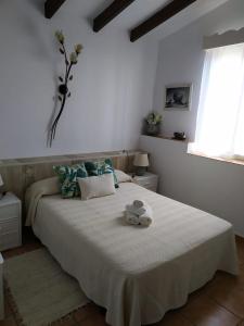 - une chambre avec un lit avec deux animaux rembourrés dans l'établissement Casa rural La Matriche, à Mijas