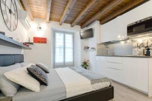 una camera con un grande letto e una cucina di Antico Loft Como a Como