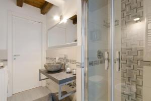 un bagno con doccia e lavandino di Antico Loft Como a Como Altre 43 foto