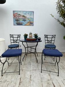 due sedie e un tavolo con una torta sopra di Casa de Cece a Lagoa
