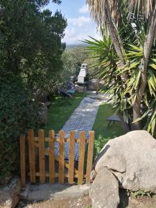Un jardín fuera de Studio de charme à 300 m de la Plage de Santa Giulia