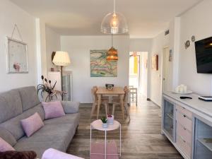 TV a/nebo společenská místnost v ubytování Tarifa Cozy House - Eolo Beach - Parking Wifi