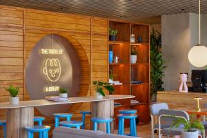 Majoituspaikan Blues Suites Medellín baari tai lounge-tila