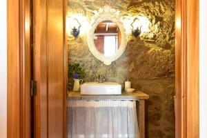 bagno con lavandino e specchio di Casa da Quinta do Cruzeiro a Fontoura