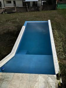 una gran piscina azul en un patio en Villa General Belgrano Lago Los Molinos in 