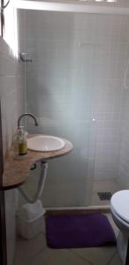 ein Bad mit einem Waschbecken und einer Dusche in der Unterkunft Casa Agradavel Buzios - in Búzios
