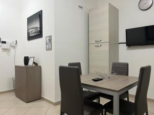 - une salle à manger avec une table et des chaises en bois dans l'établissement Casa Manthone - Intero Appartamento, à Pescara