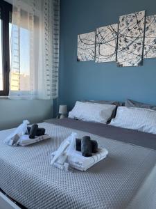 una camera con due letti e asciugamani di Casa Manthone - Intero Appartamento a Pescara